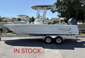 2026 Robalo 226 Cayman Solid Ice Blue Boat